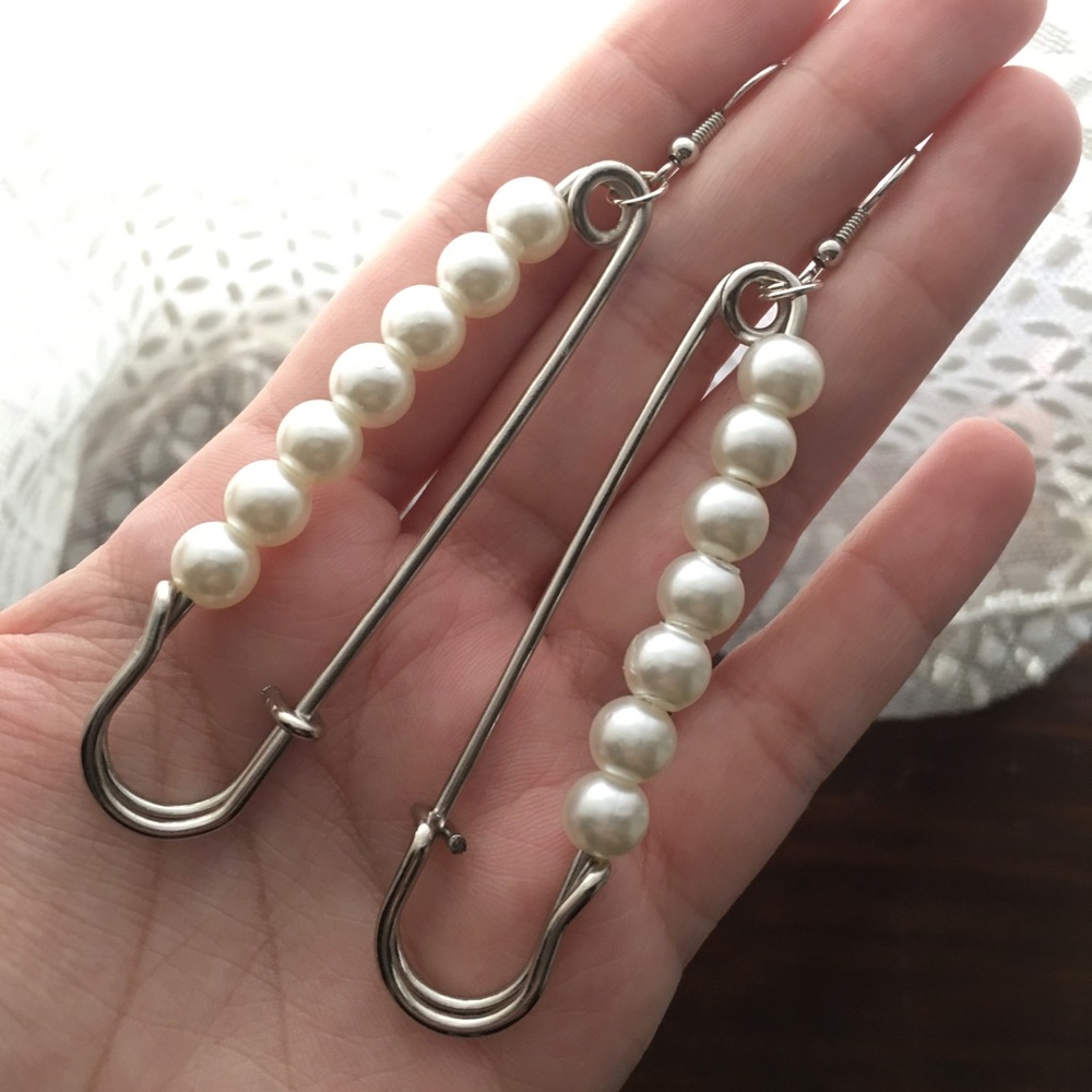 Jumbo Safety Pin Pearl Earrings - Picture 2 of 6